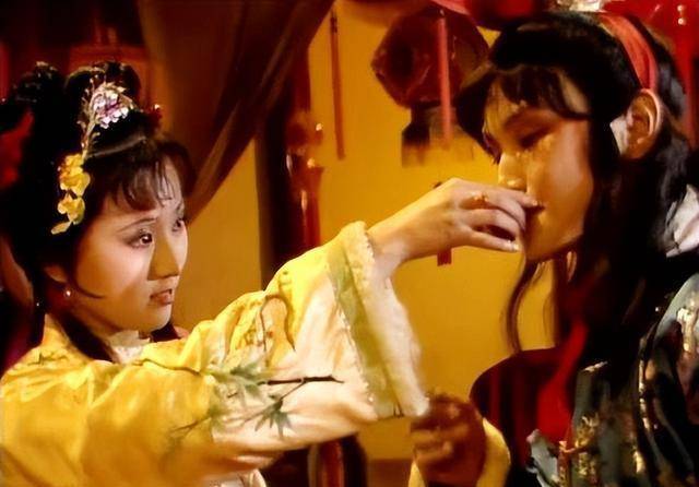 宝玉喝酒,凤姐说的一句话,看似玩笑话,影响却很大_贾母处_王熙凤_冷酒