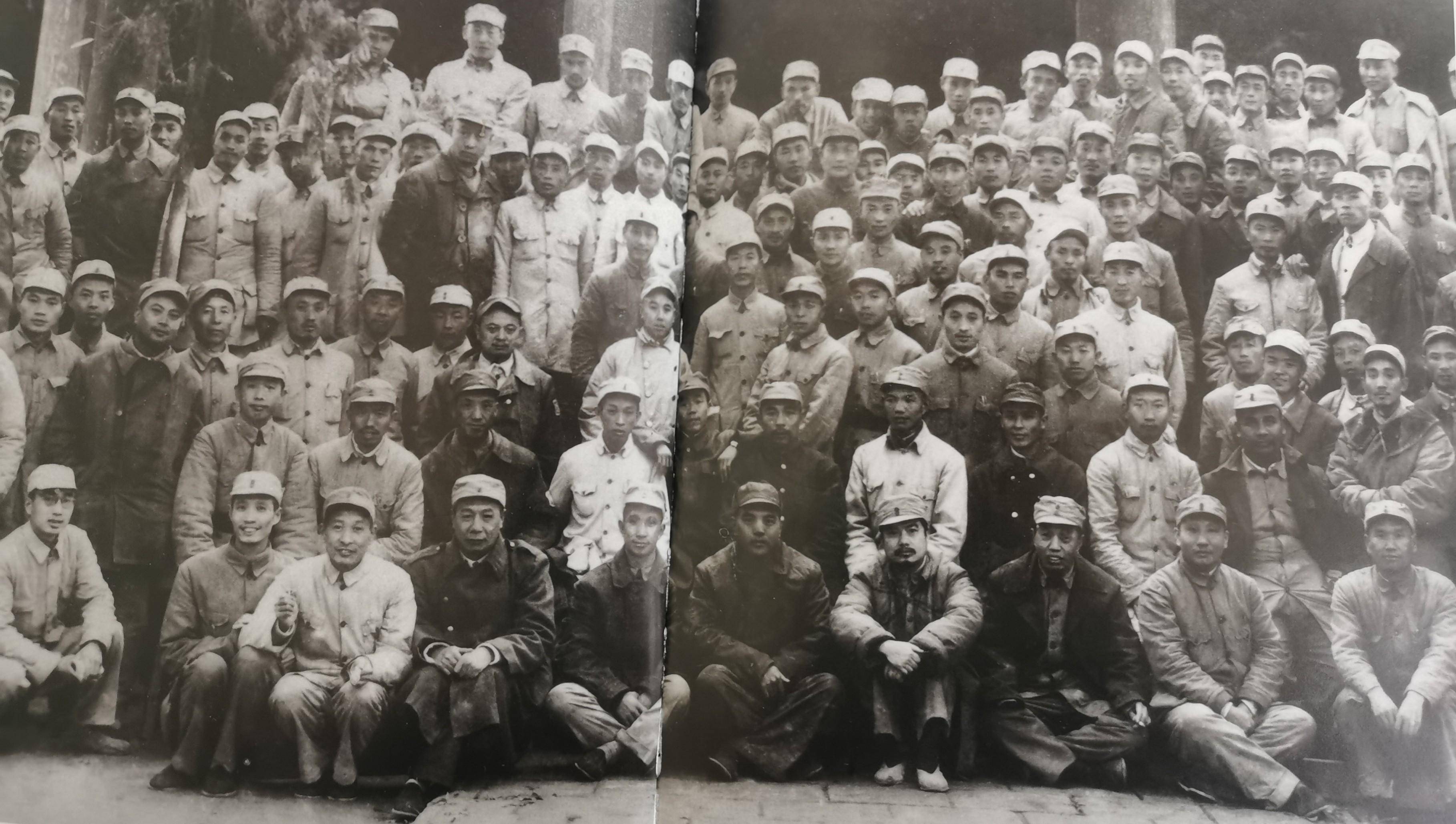 合影的背景是1948年10月,济南战役取得了完全胜利,活捉了王耀武,下一