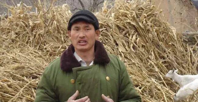 "听到大衣哥这么说,大衣嫂那颗悬在嗓子眼的心,也终于归了.