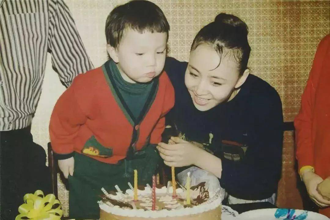 宋丹丹刚下舞台抱着儿子去医院,医生却笑她:你的缺牙是怎么弄的_赵