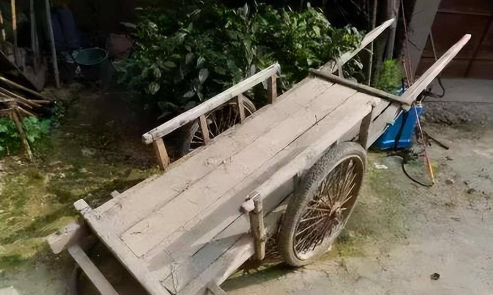 以前搬重物都要用到平板车,后来各种机动车出现,这种人力车也就被淘汰