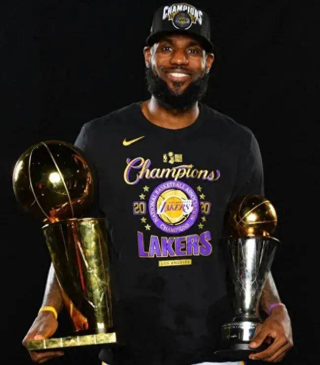 分别在热火,骑士,湖人3支球队拿到四座冠军,并拿下四座总决赛mvp