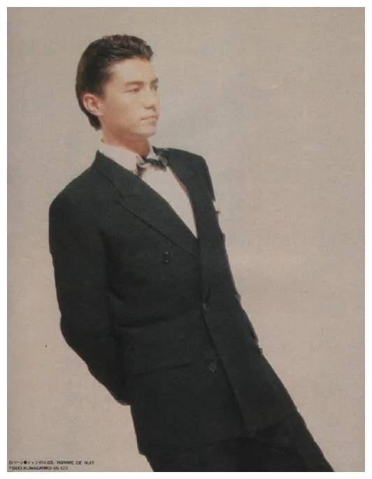 从小就被遗弃,被放在篮子里,抛在路边上,被香港一个瘸腿的女人收养.