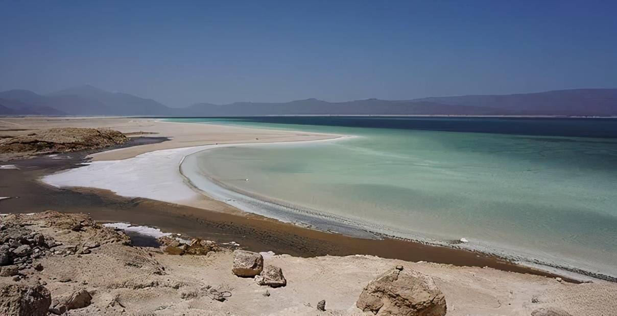 非洲阿萨尔湖里的采盐人,每天晒太阳泡温泉,就可以