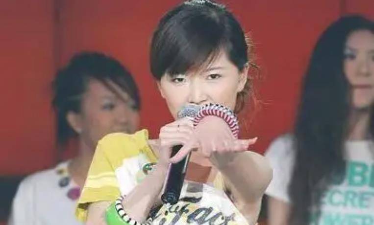 节目的形象代言人,而后与香港知名的演员谢天华搭档参加《舞动奇迹》