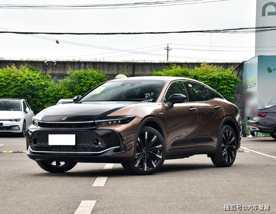 进口的丰田皇冠,长近5米造型犀利,标配混动,可惜买