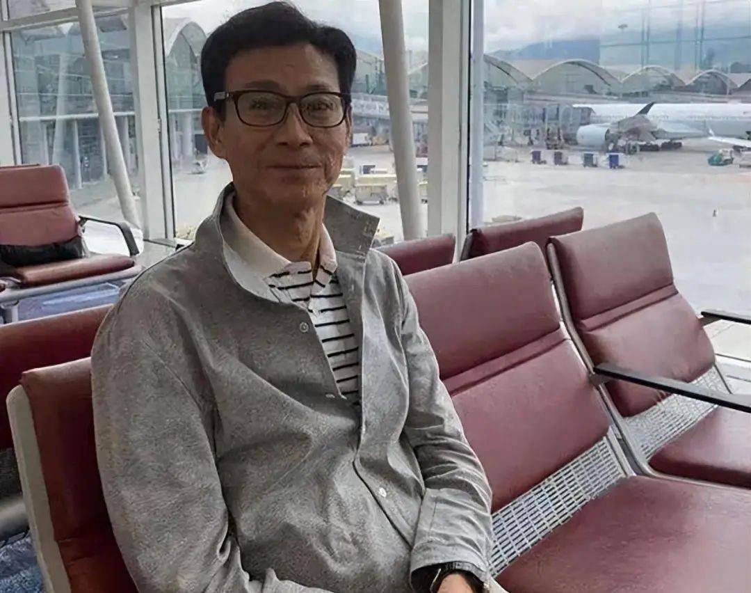 76岁郑少秋带三婚娇妻买豪车,妻子穿搭时尚好年轻,小女儿很漂亮,他却