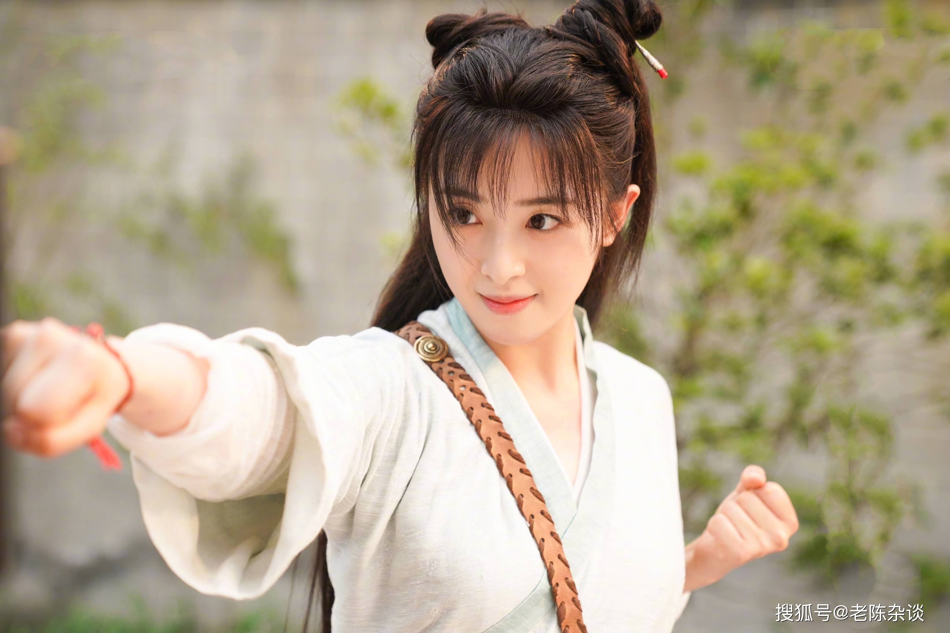 34岁张含韵饱满性感,越来越有韵味了!_身材_生活_女神