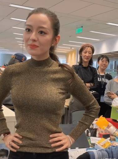 吉娜为何总是"叉腰",当她穿上时尚衣就懂了,可能是上身比较重的原因