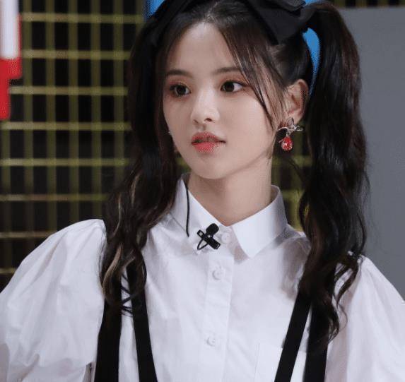 有种"整容"叫杨超越戴上眼镜,乖乖女秒变国民初恋,撩到你腿发麻_气质