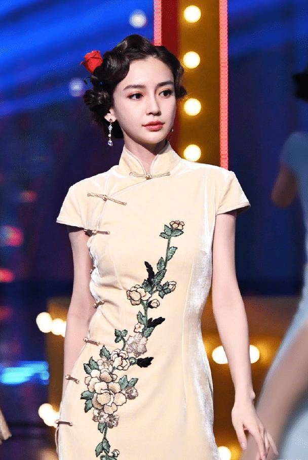 30岁杨颖越发端庄了,穿"束身旗袍"秀曲线,如出水芙蓉般美艳_baby_魅力