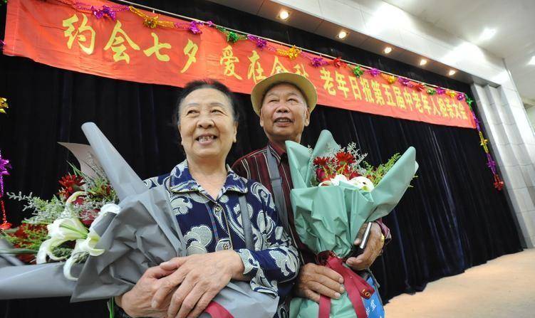 62岁大爷晚年丧偶,再婚两次均失败,后来感慨:女人都