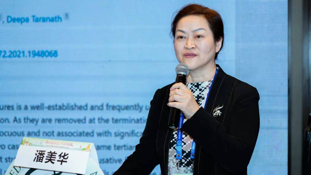 厦门眼科中心业务副院长潘美华教授带来《新型可固定性器械辅助下的无