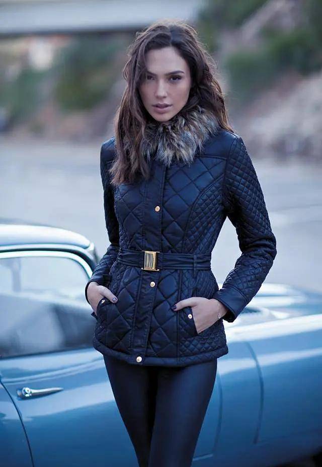 身材时尚的盖尔加朵出演的神奇女侠,是最符合漫画原著的形象