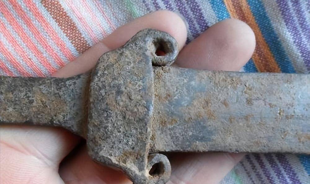 殷苏斯四个时期未受干扰的坟墓的研究表明,匕首斧头和长矛是所有等级