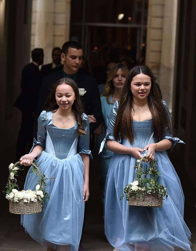 见惯了大场面从小跟着那么一个社牛老妈小的时候,带有肉感的格蕾丝更