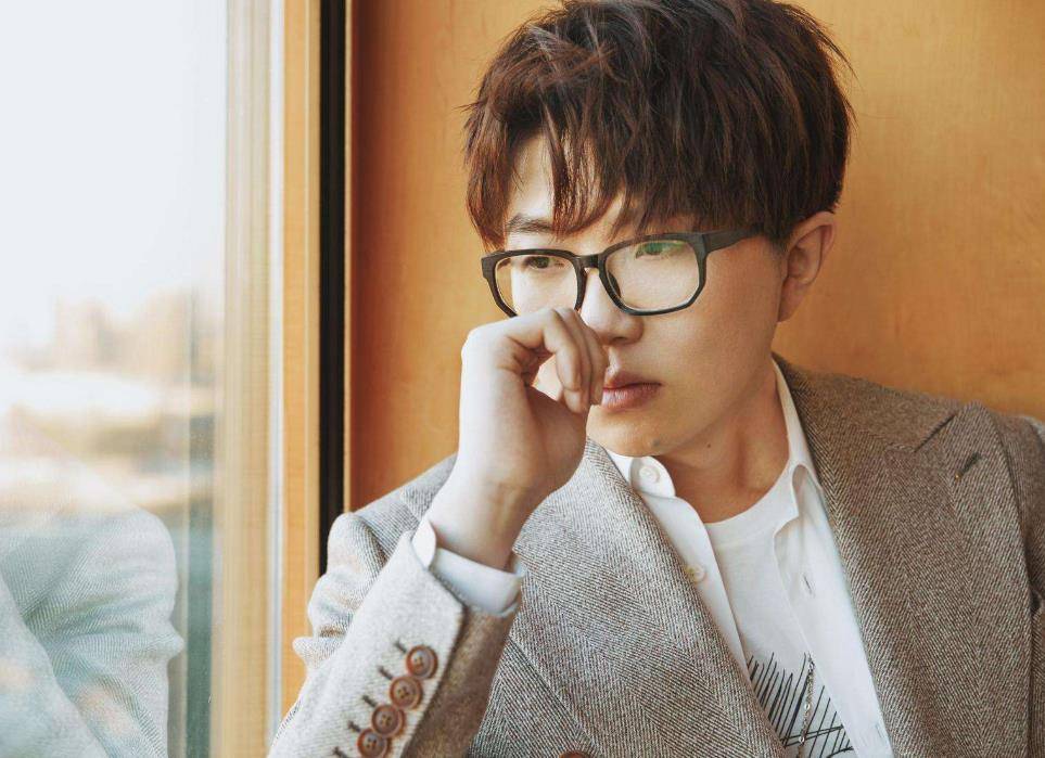 毛不易对生活看法很清醒,在朋友面前很活跃,展露了一些在镜头里_时候