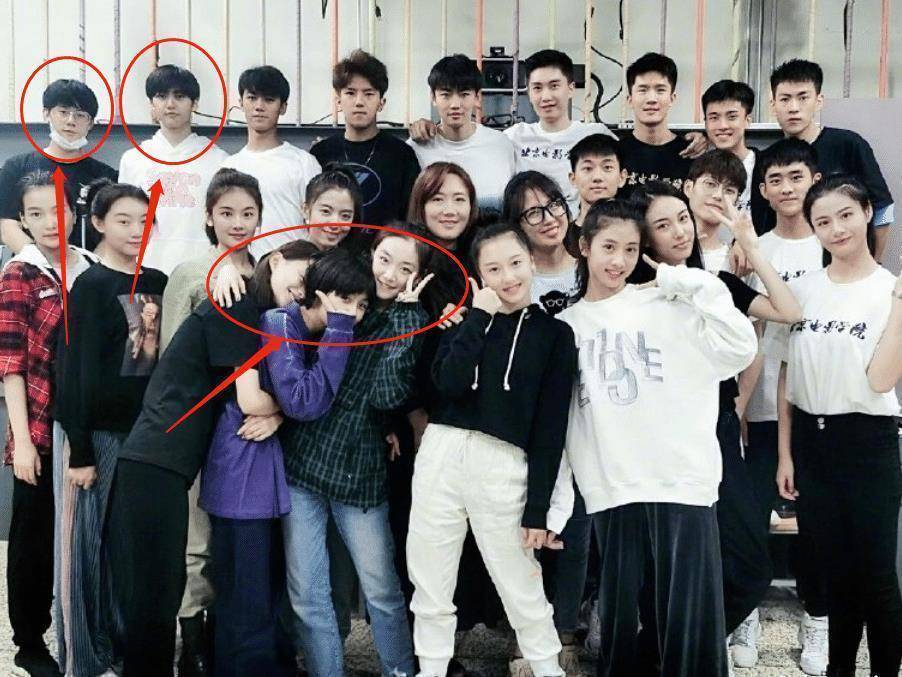 北电实验班新大合照,c位不是张子枫,周奇焉栩嘉要用放大镜来找_孙艳