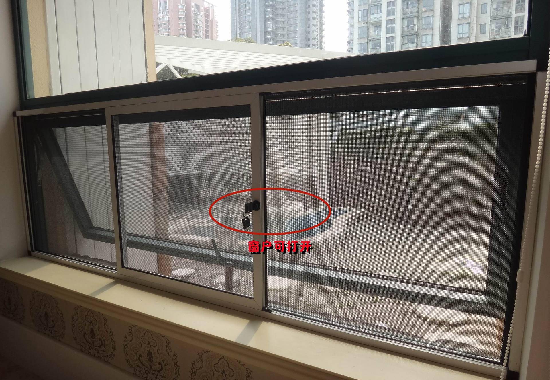 还是他家机智,阳台防盗窗只封一半,种花种菜又遮阳,只花一半钱_全封