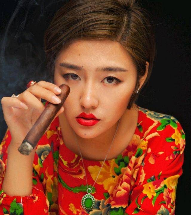 张玉娇为出镜带货碰瓷赵大叔,测评博主:她人品不行,产品更不行