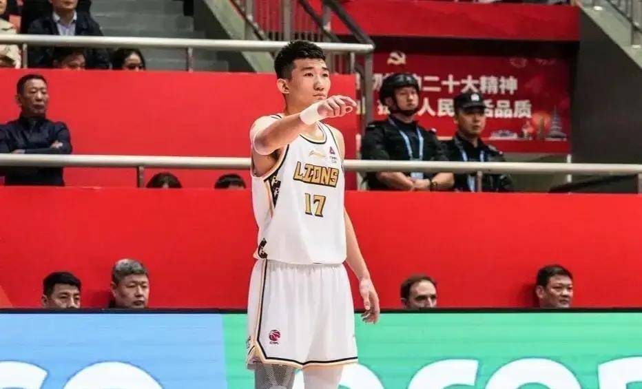 孙铭徽,浙江广厦核心后卫,有着出色的持球进攻和组织进攻能力,敢于