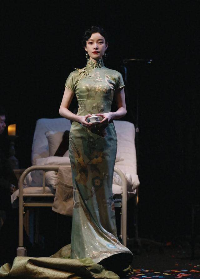 倪妮话剧《如梦之梦》演出,旗袍之美与演技的完美融合