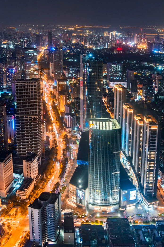 夜晚的汉口建设大道.