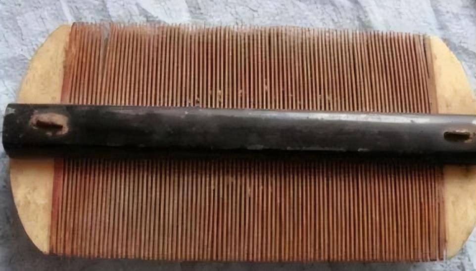 以前卫生条件差,没法经常洗头,人们普遍没那么讲卫生,头上痒了就用