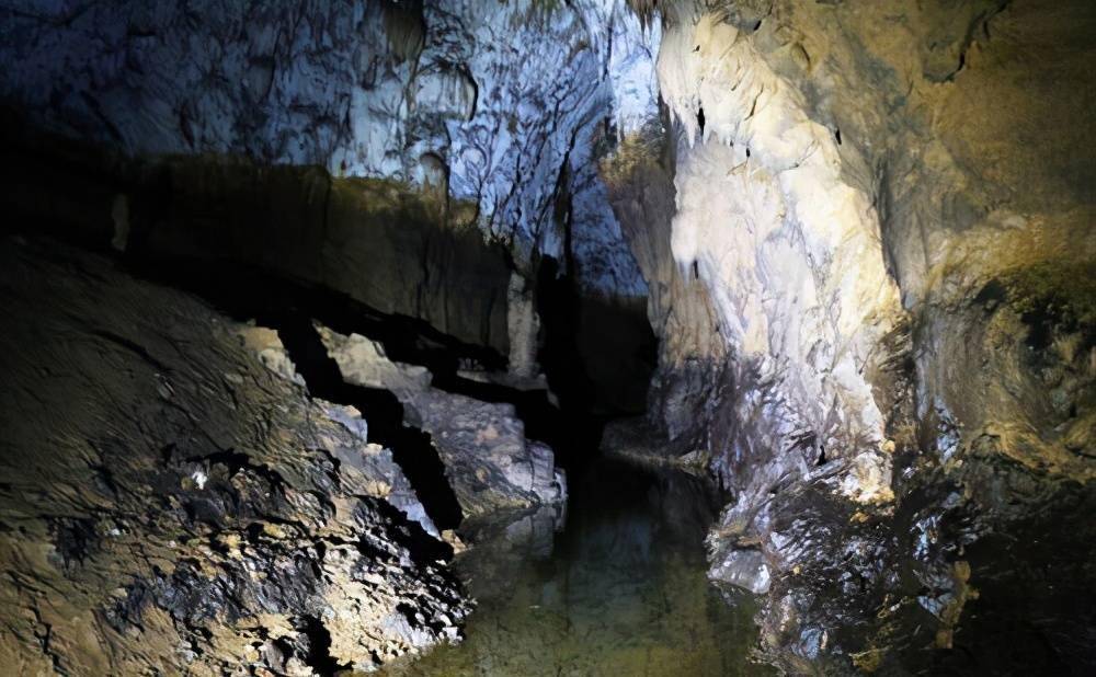 峨眉山九老洞暗藏"杀机",多名探险者在此失踪,洞内有什么秘密_山洞