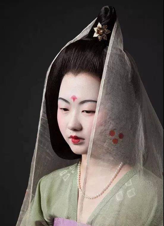 图29唐代边塞派诗人岑参《醉戏窦子美人》"朱唇一点桃花殷"(图29)