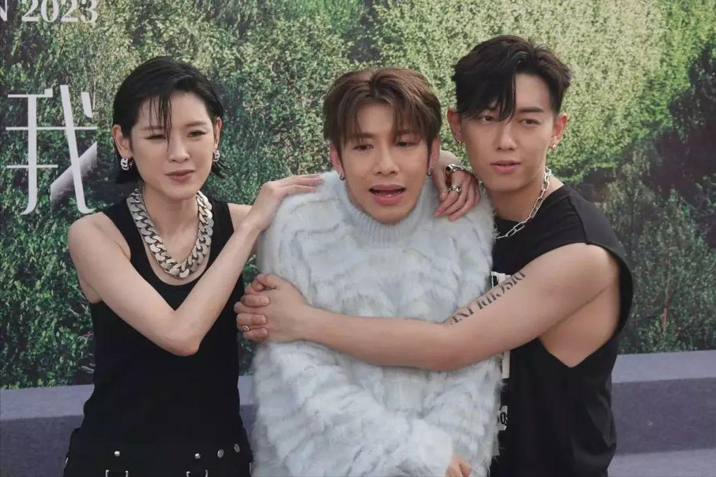 香港这一夜,红毯惨变奇葩盛会,群魔乱舞,丢光港娱最