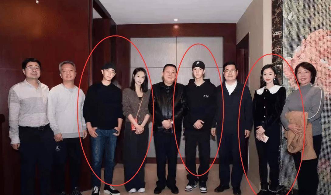 《风起洛阳》后台合影照,黄轩宋茜站旁边,c位王一博引争议_站位_宋轶