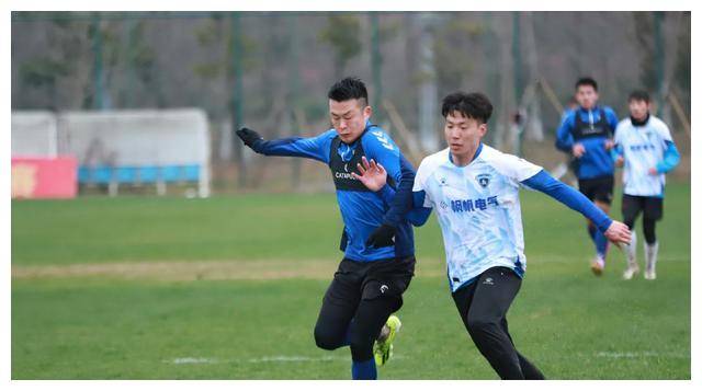 大连英博新外援锋线搭档阎相闯,冷静有速度,曾征战欧