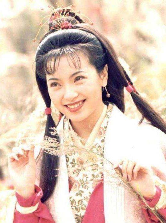 50岁傅明宪近照认不出,扎麻花辫老态尽显,豪门梦碎与三只狗为伴_明星