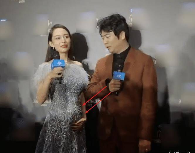 吉娜身穿礼服参加活动,孕中身材毫无变化,有谁注意郎朗的动作?