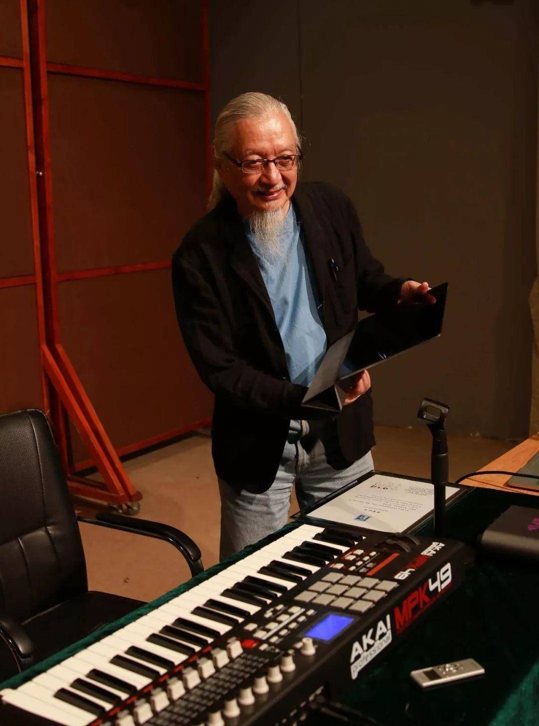 "国乐大师"胡伟立:香港电影幕后大佬,曾一曲捧红刘德华_徐克_黄霑