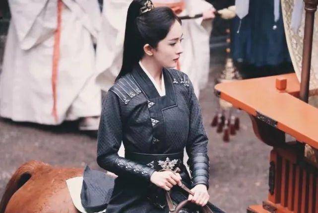 16位女明星骑马大pk!