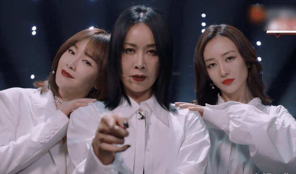 姐姐2首场公演造型:周笔畅组帅气有未来感,杨钰莹组却辣眼睛?