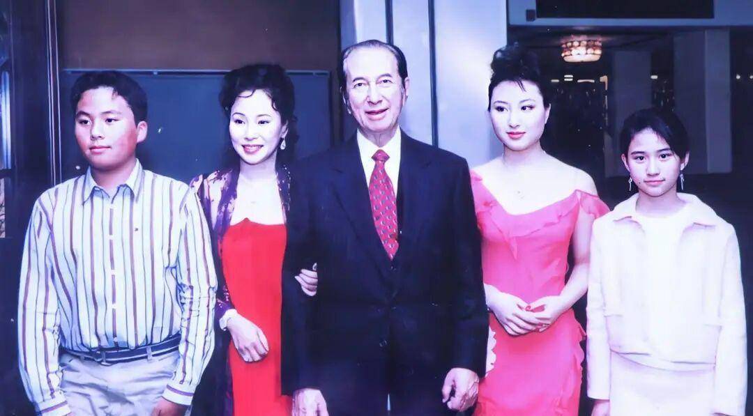 护工到阔太完美蜕变,穿旗袍大秀玲珑身材_陈婉珍_时尚_变化