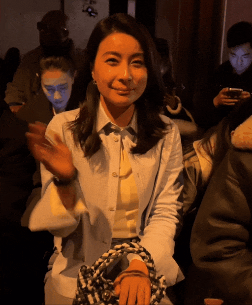 当42岁郭晶晶跟29岁周雨彤站在一起,我才彻底明白