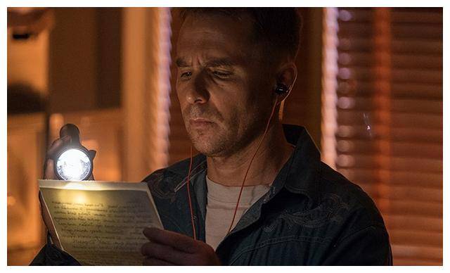 底层生活的无奈,用身体符号叙事,看《三块广告牌》有多牛?