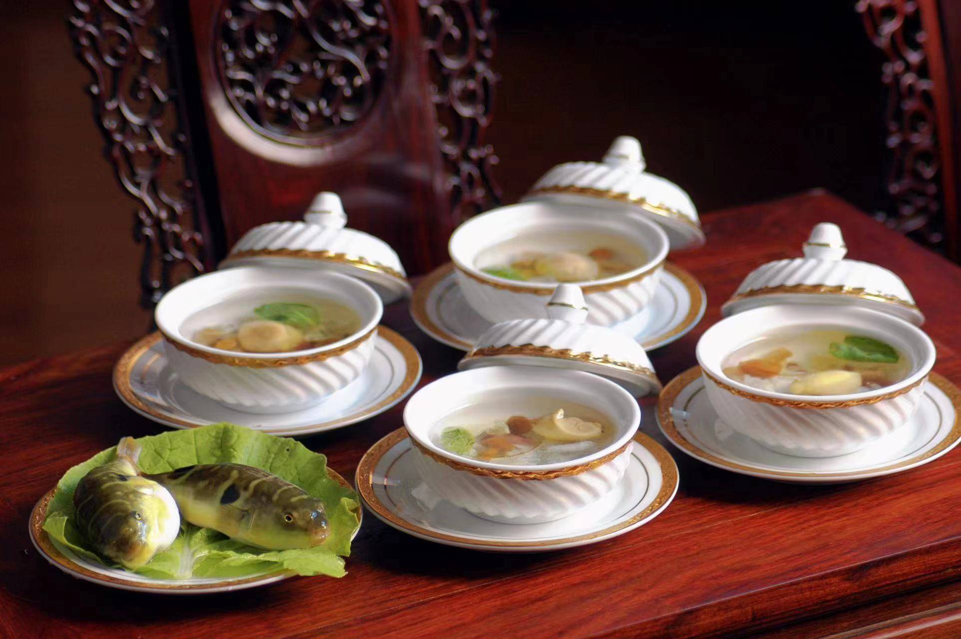 鲃鱼是太湖水域的特产,背部呈青灰色并有斑点.