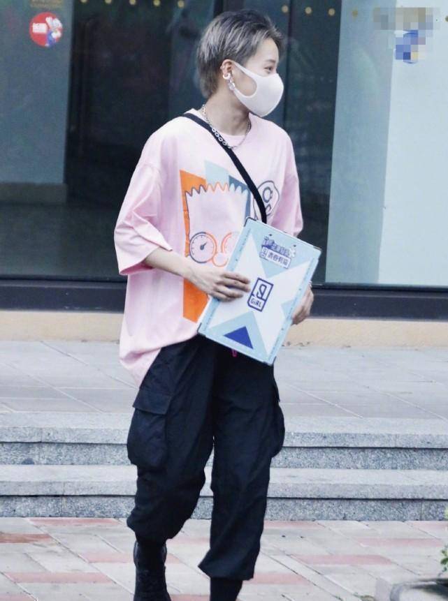 c位刘雨昕穿搭合集,令人心动不已_黑色_长裤_运动