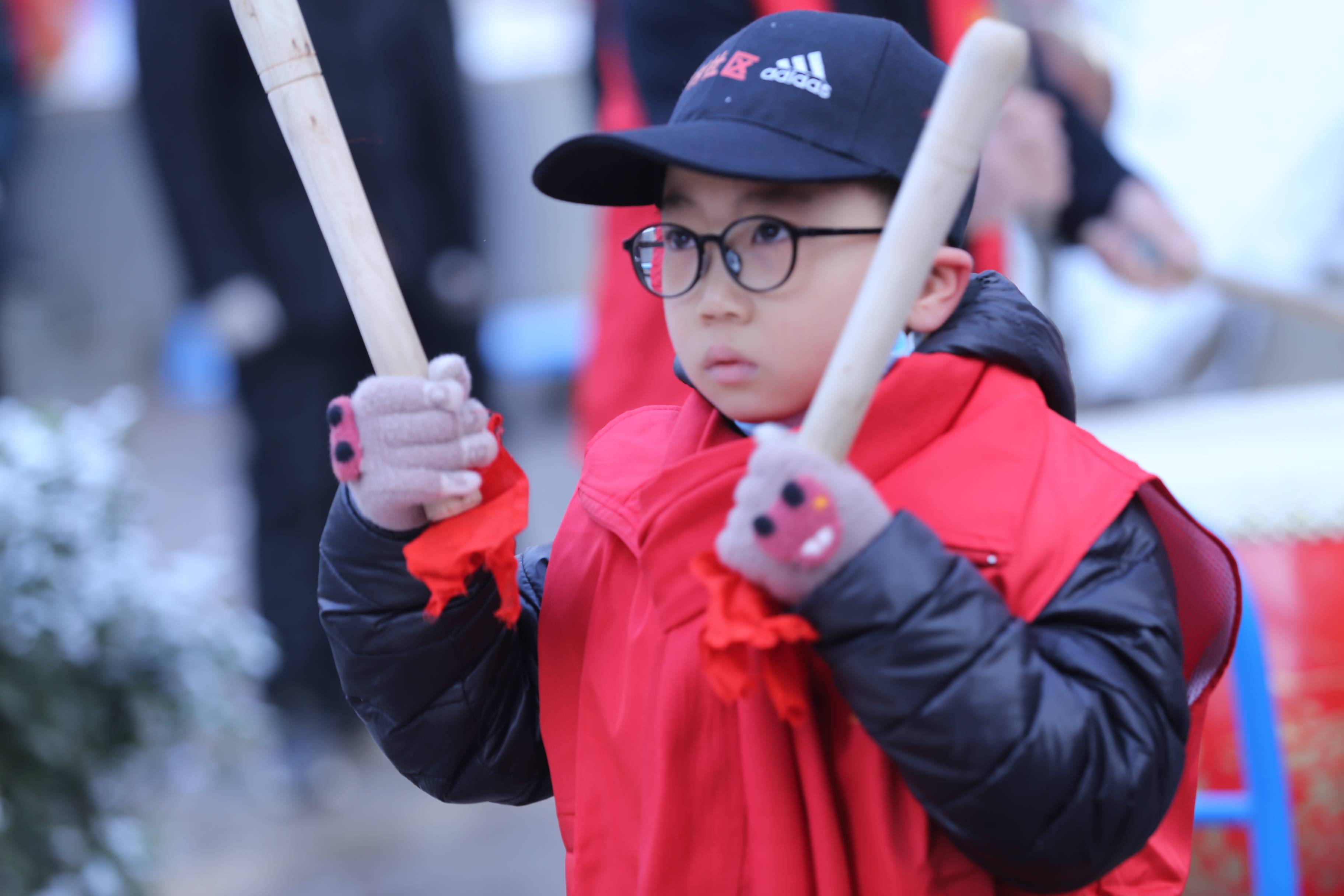 男人精壮劳力提石硾子打胡墼(ji 土坯),由于庄稼地缺少化肥,用新打的