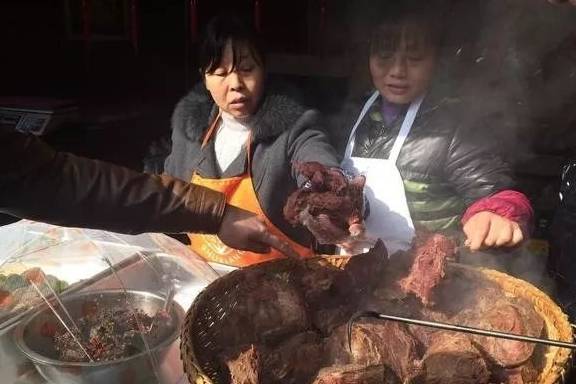 这位阿姨的卤肉店生意太火爆,1天只卤150斤牛肉,卖光为止!