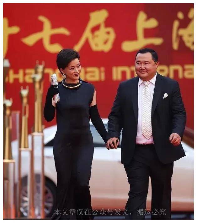 一方面,人们质疑吴征的身份,认为杨澜"嫁错了人";另一方面,当她支持