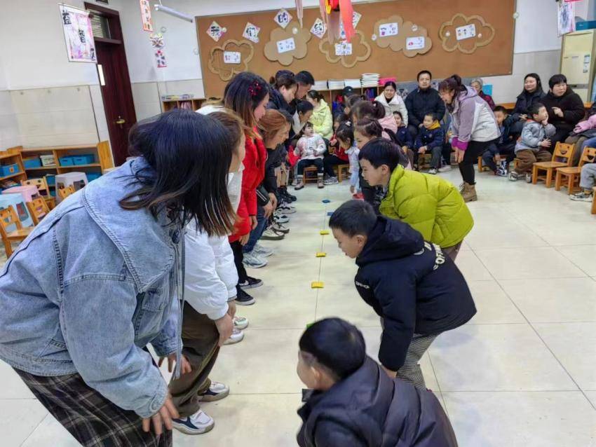 "包"出团圆,"玩"出幸福——鸡冠石学校附设幼儿园开学活动周简报_家长