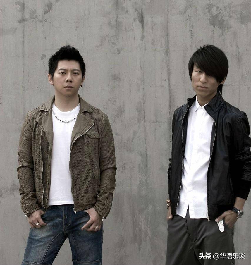 当时的羽泉正如日中天,三年三张专辑,张张破百万,是内地歌手第一人,拿