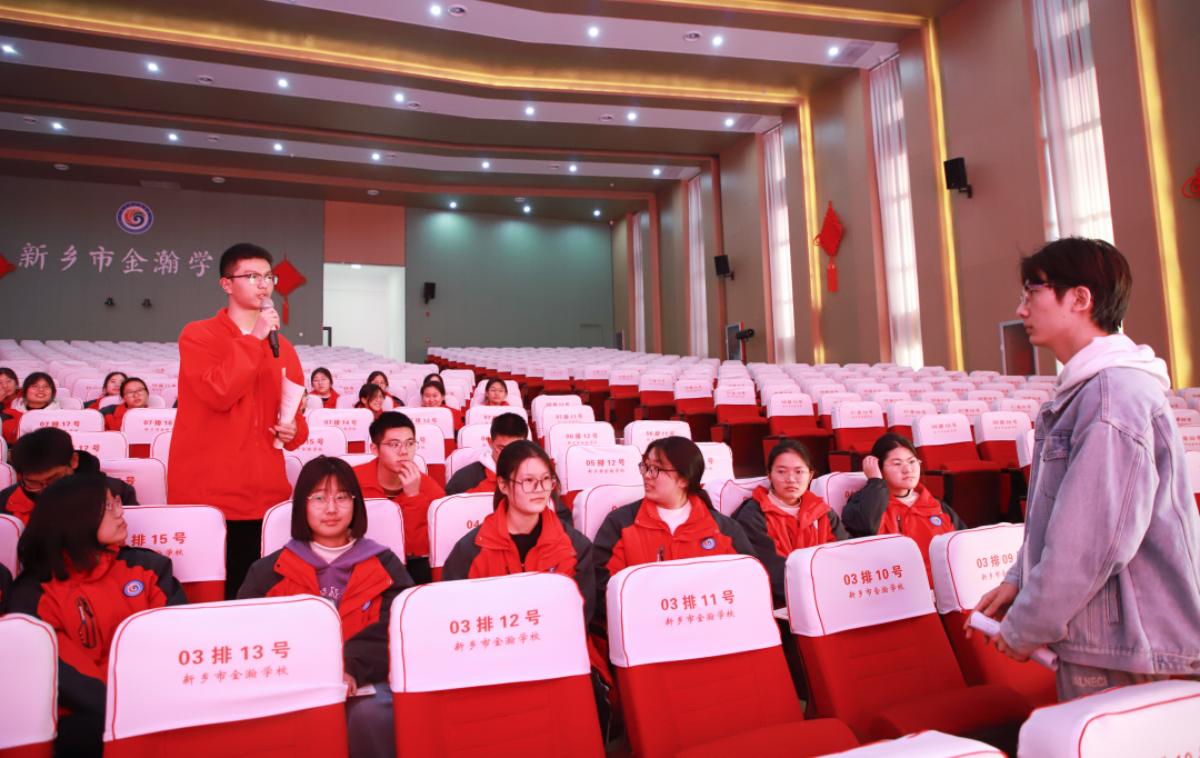 新乡市金瀚学校高中部优秀校友回访母校为学弟学妹作报告_生活_大学