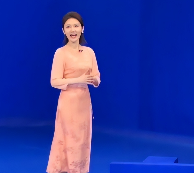 接连口误却被央视力捧,35岁仍旧未婚的龙洋,如今现在如何_节目_因为